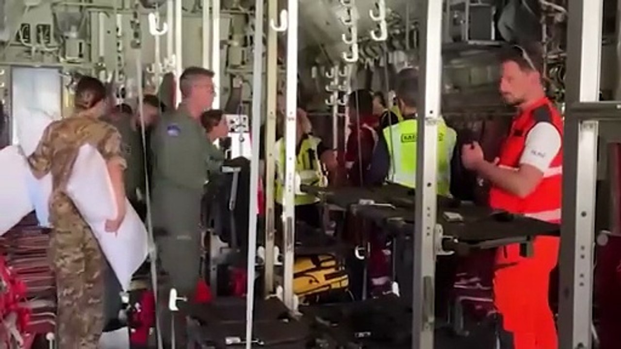 Atterrato a Linate il volo con Adam, il bambino di Gaza che ha perso 9 fratelli