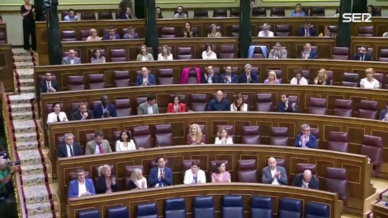 La bancada del PP interrumpe el pleno del Congreso con golpes y gritos de "¡Dimisión!" tras la entrada de Santos Cerdán en la cámara