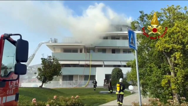 Cesena, maxi incendio sul tetto di un palazzo: Vigili del fuoco al lavoro per 10 ore(12.06.25)