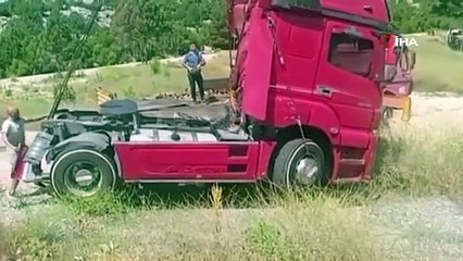 Antalya’da demir profil yüklü tır devrildi: 1 ölü