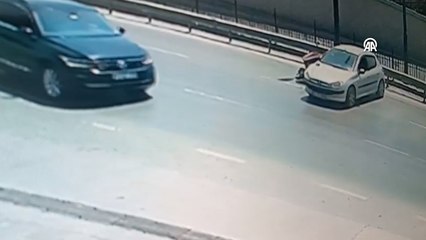 İstanbul'da el freni çekilmediği için yola kayan otomobile motosikletin çarpması kamerada