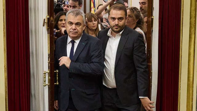 Gritos de dimisión a Santos Cerdán a su llegada al pleno del Congreso: Basta de patalear