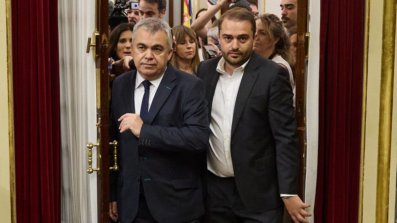Gritos de "dimisión" a Santos Cerdán a su llegada al pleno del Congreso: "Basta de patalear"