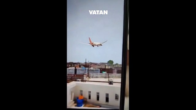 Hindistan'da yolcu uçağı düştü! İşte düşme anı; 242 kişi bulunuyordu