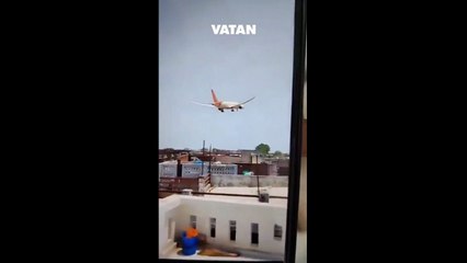 Hindistan'da yolcu uçağı düştü! İşte düşme anı; 242 kişi bulunuyordu