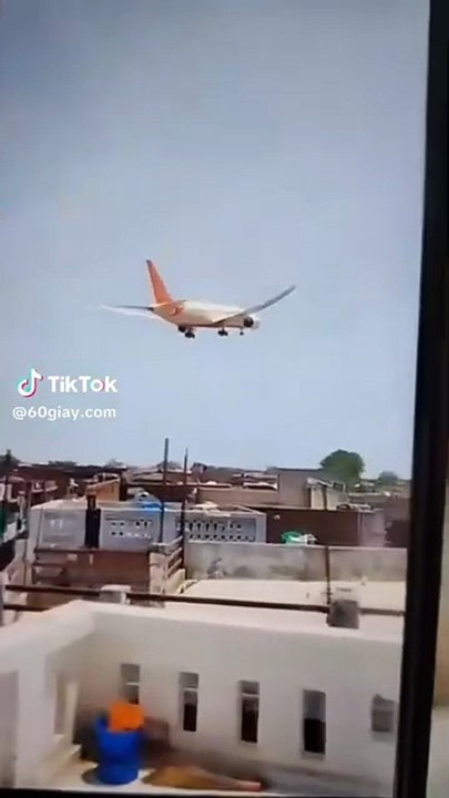 Khoảnh khắc máy bay rơi ở Ấn Độ - The moment the plane crashed in India.