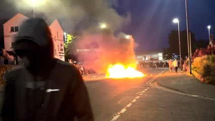 En Irlande du Nord, des émeutes racistes éclatent pour la troisième nuit consécutive