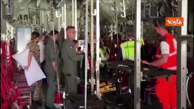 A bordo del volo dell'Aeronautica che ha portato in Italia Adam e altri bimbi feriti di Gaza