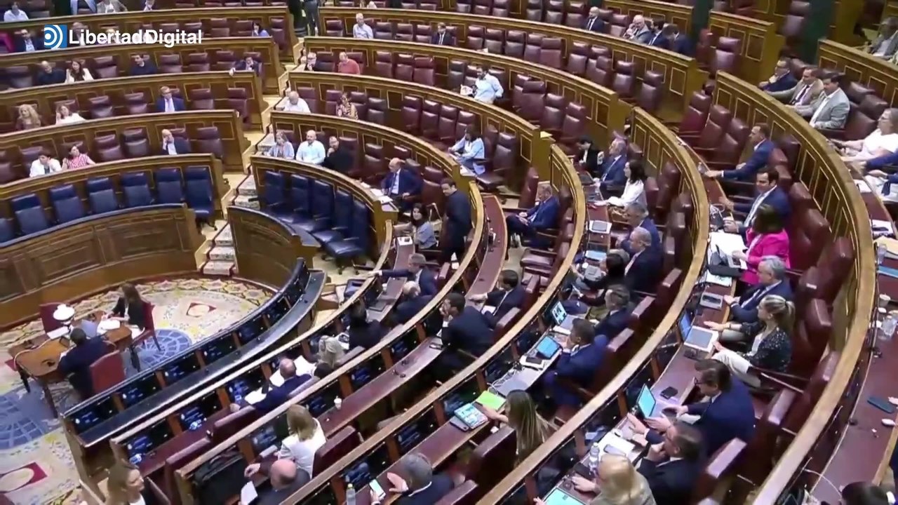 Santos Cerdán entra en el Congreso entre gritos de "dimisión"