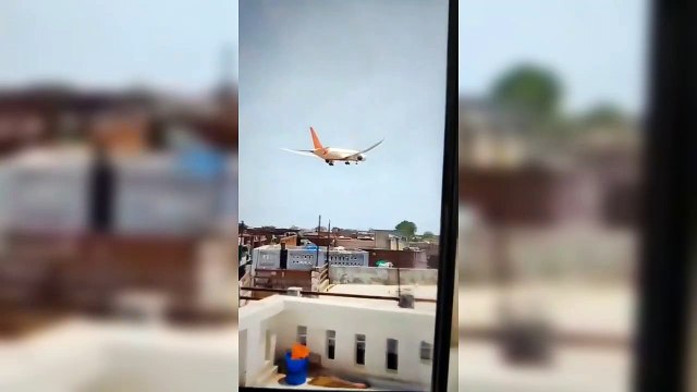 Precipita aereo diretto a Londra: il momento dello schianto vicino alle case