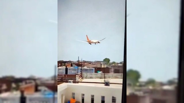 Vídeo mostra queda de avião da Air India logo após decolagem; 244 pessoas estavam a bordo