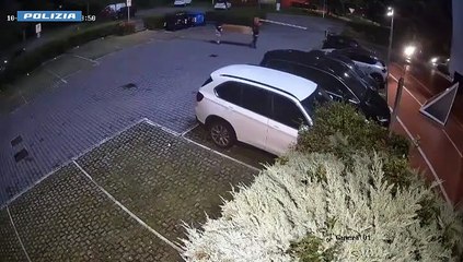 Prato, la bara davanti casa per minacciarlo e l'auto data alle fiamme: il video dell'avvertimento