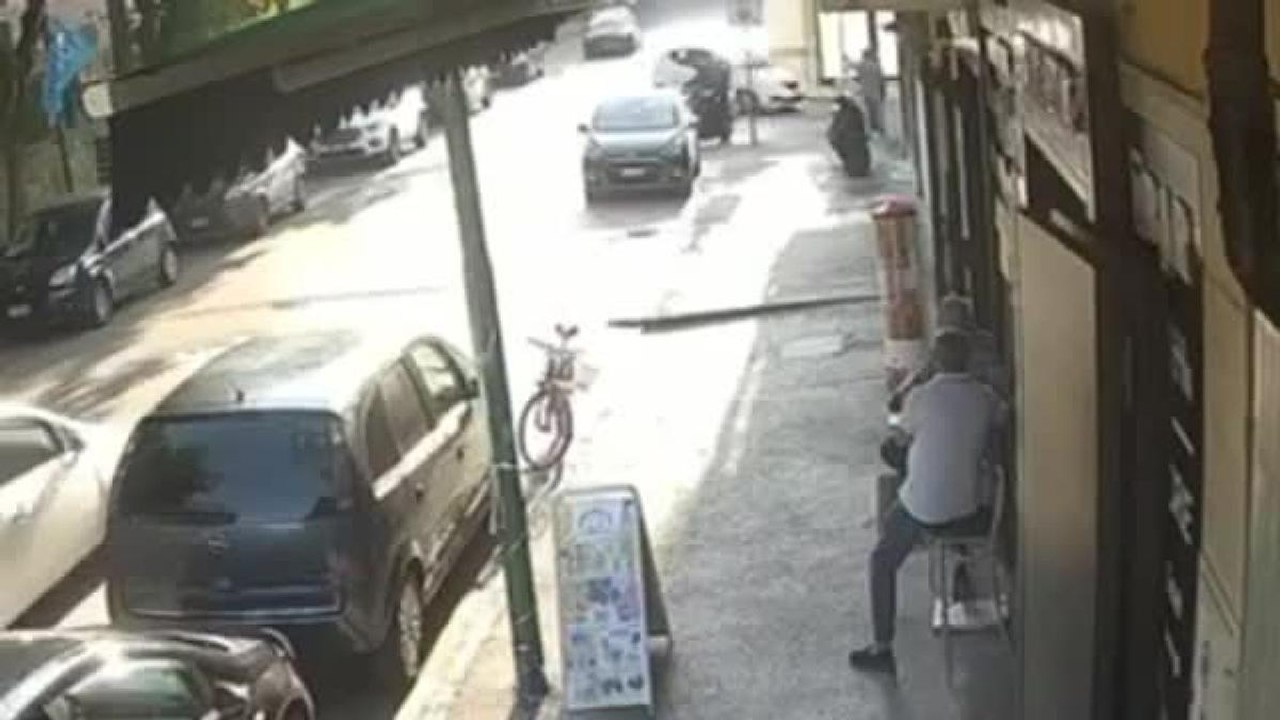 Ucciso nel suo negozio ad Afragola, il killer arriva, spara e scappa in 10 secondi: video