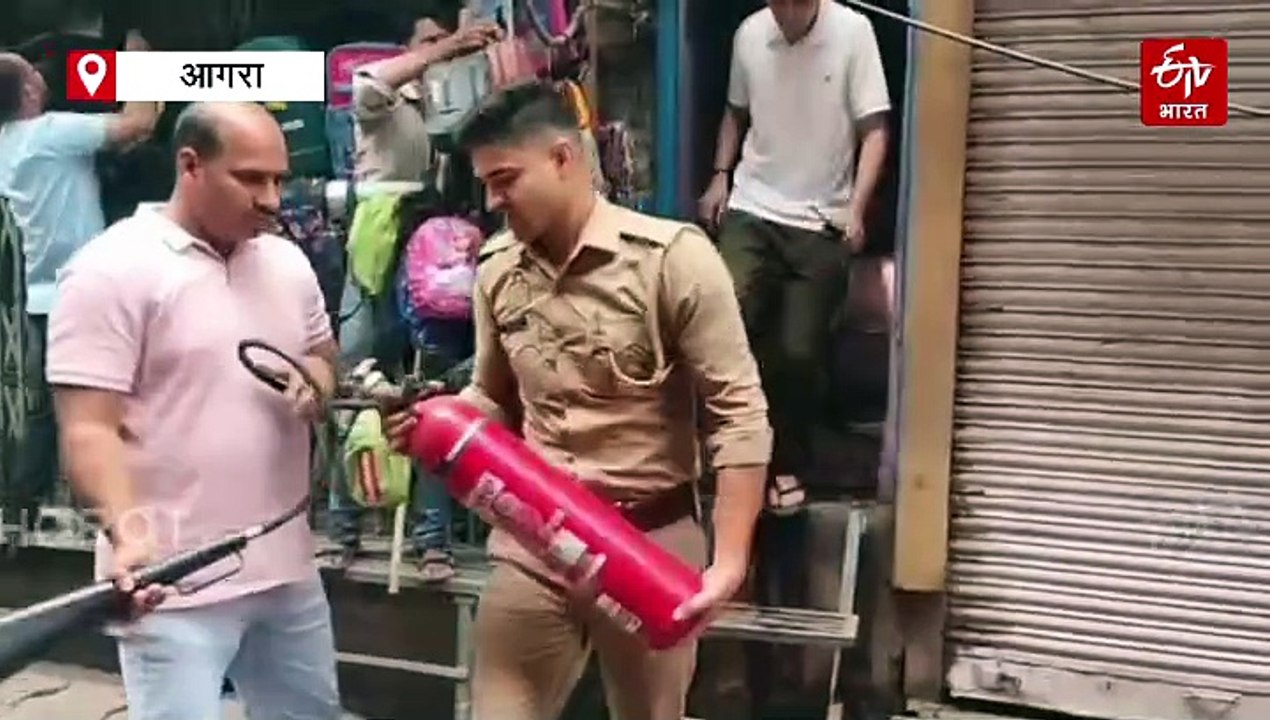 आगरा के किनारी बाजार में तेज धमाके के साथ फटा ग...