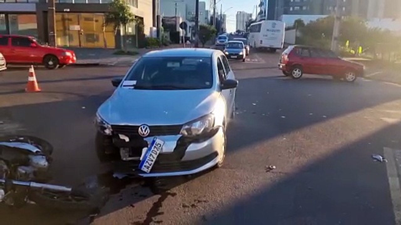 Motociclista fica ferido após colisão transversal entre Gol e Yamaha