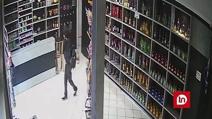 Furto familiar: Mãe e filho flagrados surrupiando whisky em conveniência