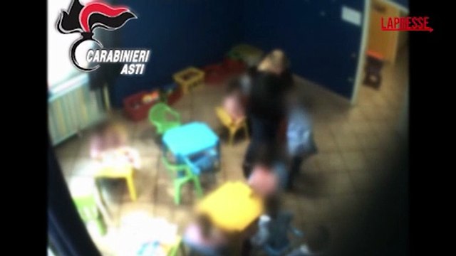 Asti, vessazioni e insulti razzisti alla materna: sospese due educatrici. Le immagini dei maltrattamenti