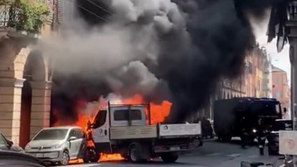 Furgone in fiamme in corso Canalgrande davanti al Tribunale di Modena
