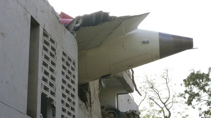 En Inde, les premières images du crash d'avion sur une zone résidentielle à Ahmedabad