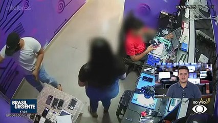 Bandidos tentam assaltar loja de celulares e trocam tiros com policial