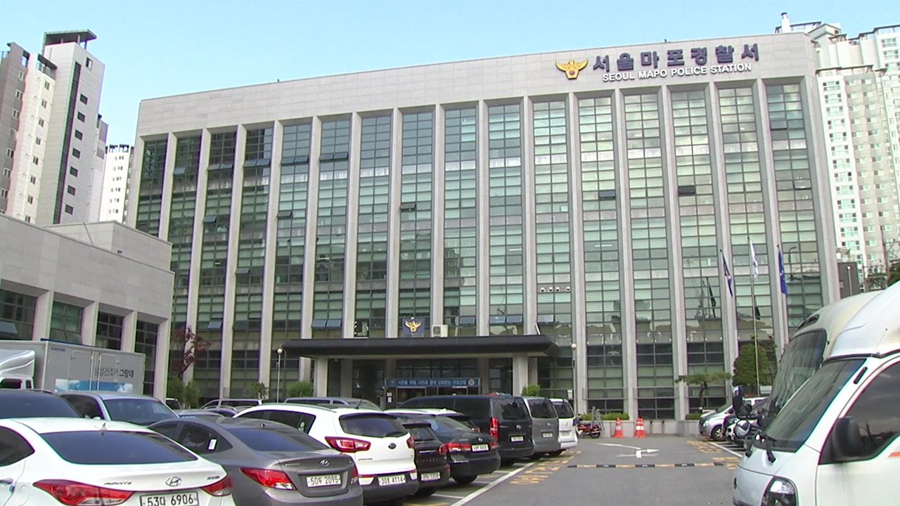 카페 종업원에 흉기 휘두른 10대 여성 체포 / YTN