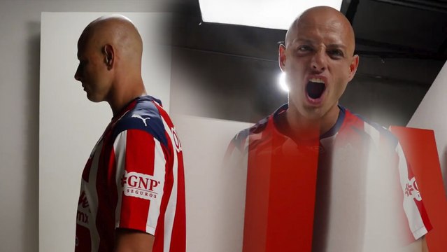 Chicharito Hernández presume la nueva playera de Chivas para el Apertura 2025
