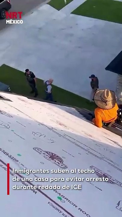 Durante una redada de ICE en Estados Unidos, varios inmigrantes intentaron evitar su detención subiéndose al techo de una casa. El momento fue captado en video y se ha vuelto viral.