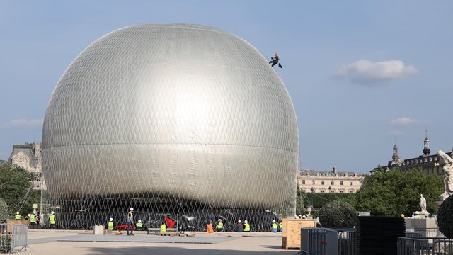 Direct - La vasque de retour aux Tuileries, suivez la visite de Macron sur le chantier