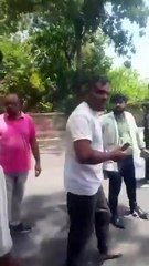 imagen del sobreviviente de Air India en color y caminando