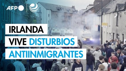 Ciudad de Irlanda del Norte vive tercera noche de disturbios antiinmigrantes