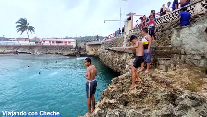La Felicidad no Cuesta Nada: La Magia de los Niños en el Malecón de Baracoa