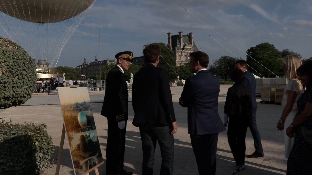 Emmanuel Macron visite le chantier de la vasque olympique avant son retour estival