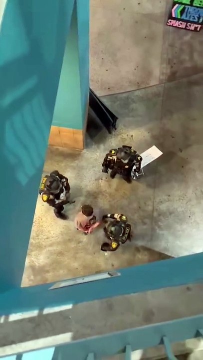 Agente de ICE da cachetada a activista durante protestas