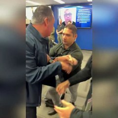 ABD'de soru sormak isteyen senatöre ters kelepçe