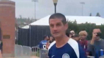 Autografi, sorrisi e tanta concentrazione: Inter, l'incontro tra Chivu e i tifosi