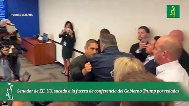 Senador de EE. UU. sacado a la fuerza de conferencia del Gobierno Trump por redadas