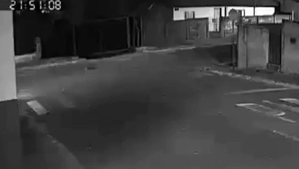 'Assombração' aparece atravessando portão de cemitério; assista