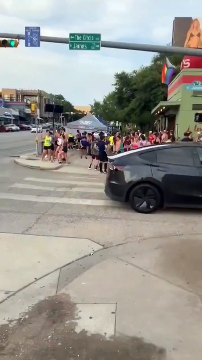 Un premier Robotaxi, le service de taxi autonome de Tesla, a été filmé sans conducteur ni passager dans les rues d’Austin, avant son lancement prévu le 22 juin dans la ville texane.
