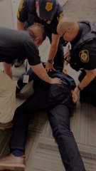 美상원의원, 장관 기자회견장서 끌려나가 수갑까지…‘입틀막’ 논란