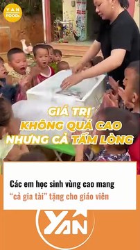 Các em học sinh vùng cao mang cả gia tài tặng cho giáo viên