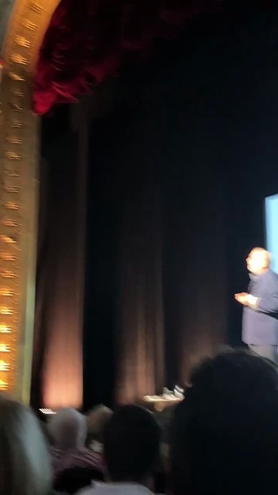 Le Collectif Némésis est intervenu hier soir en pleine représentation théâtrale d'Éric Dupont-Moretti, pour lui demander des compte sur son action de Ministre de la Justice