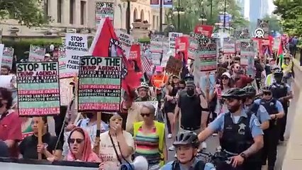 ABD’DE SENATÖR PADİLLA’NIN SALONDAN ÇIKARILMASI LOS ANGELES’TA PROTESTO EDİLDİ