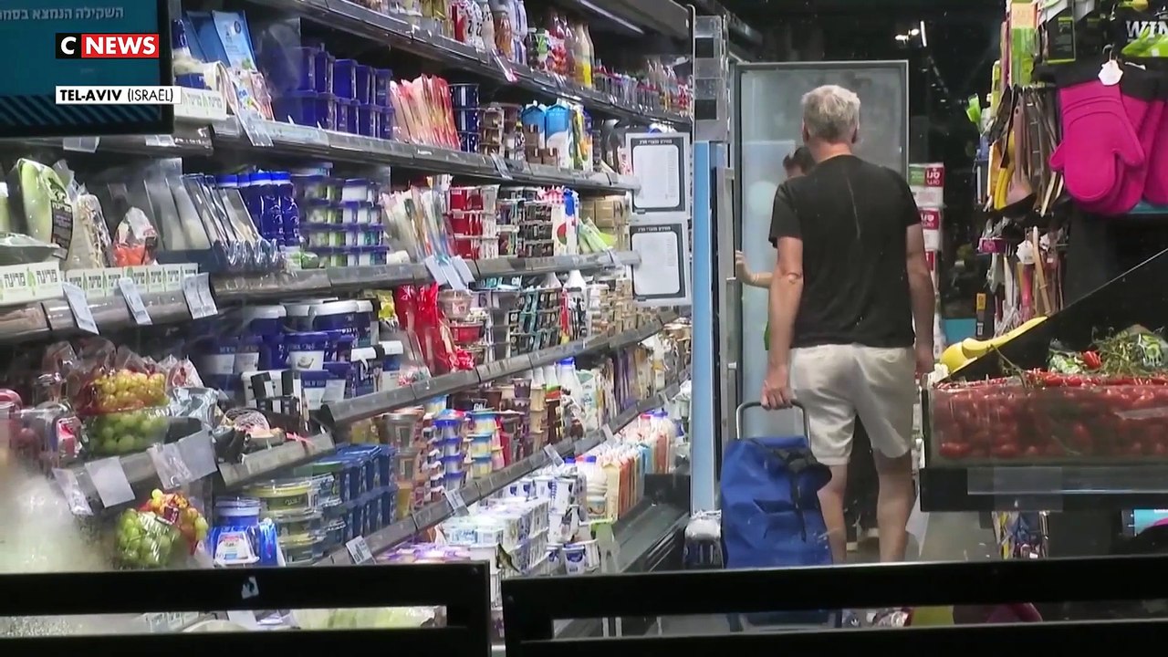 Frappes sur l'Iran : les Israéliens craignent une riposte et font des réserves dans les supermarchés