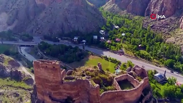 Tarihin izlerini taşıyan ve eşsiz manzarasıyla Engüzek Kalesi