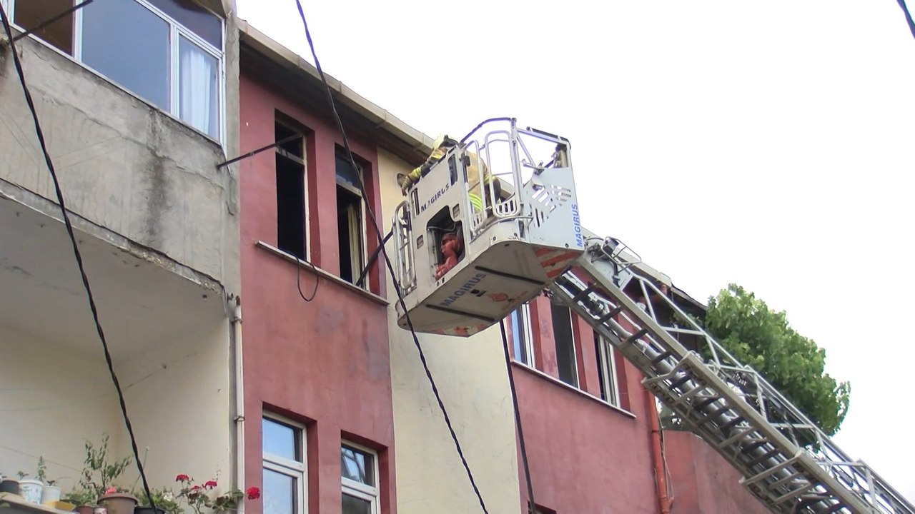 Avcılar'da dairede patlama sonrası çıkan yangın itfaiye tarafından söndürüldü