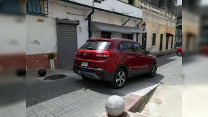 Rampa y escalones en la José Reyes con Las Mercedes causan accidentes