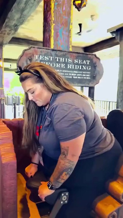 Cette influenceuse critique les parcs d'attractions de ne pas proposer des manèges grande taille