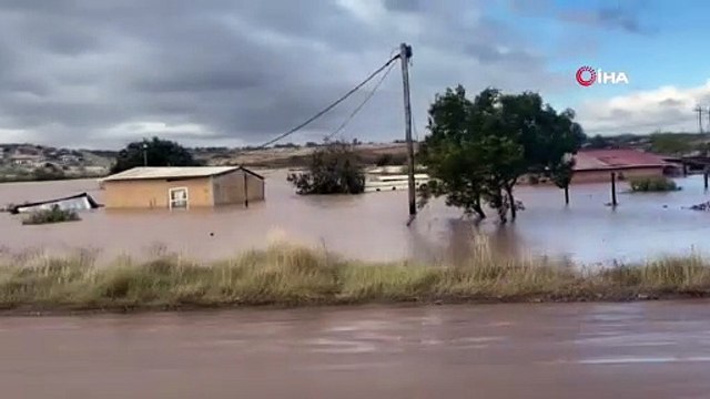 Bir haftadı yağan yağışlar sonrası sel bir ülkeyi yuttu: Onlarca ölü var!