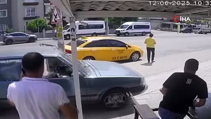 Günün kahramanı taksici: Caddeyi geçip insanların üzerine giden otomobili durdurdu