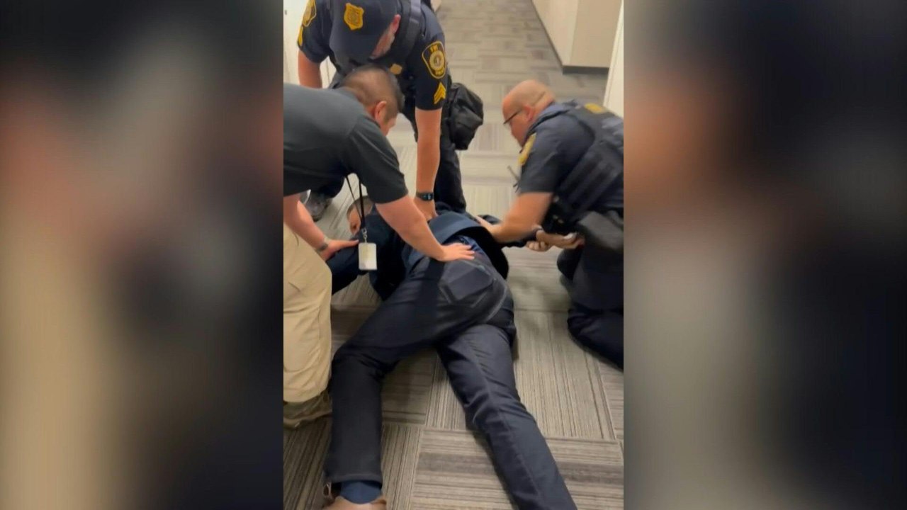 Kalifornischer Senator während Pressekonferenz von FBI festgenommen